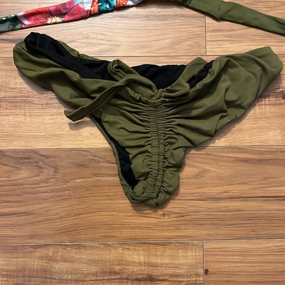 Bikini - Picture 3 of 10